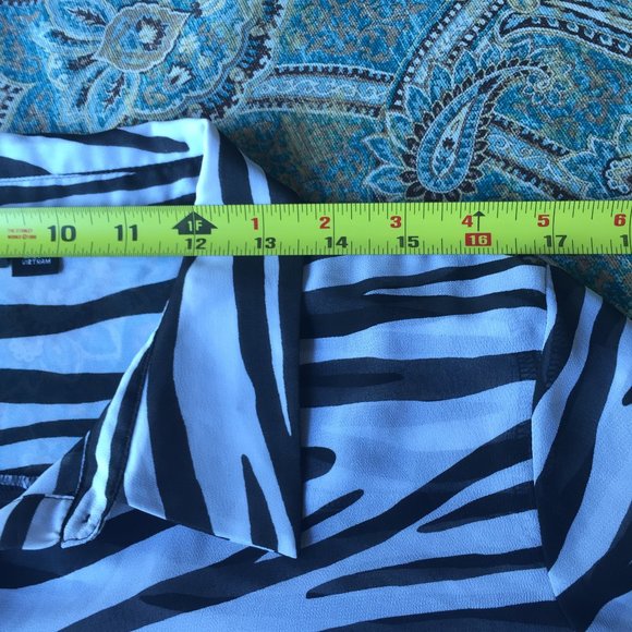 a.n.a. Zebra Print Sheer Button-Front Blouse Size L Black & White - Picture 10 of 14